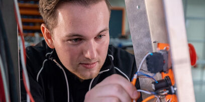 Student Eerste monteur mechatronica werkt met gearbox.