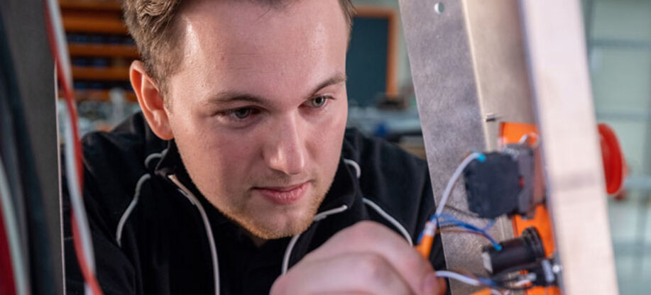 Student Eerste monteur mechatronica werkt met gearbox.
