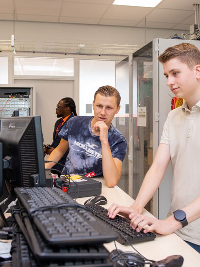 studenten software development introductie bij computer