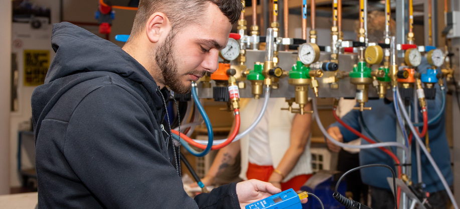 Student technicus engineering mbo 4 werkgebied installatietechniek ontwerpt installatiesysteem.