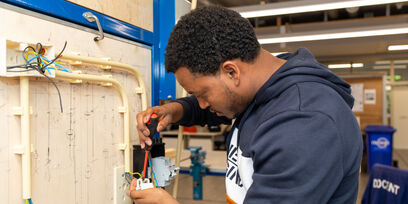 Mbo-student Monteur elektrotechnische installatie