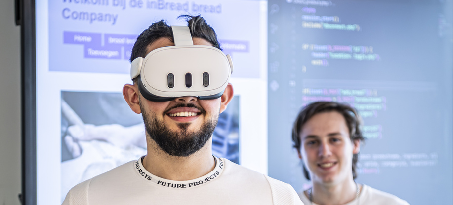 Software developer studeert uit boek