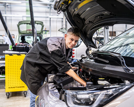 Student sleutelt aan auto