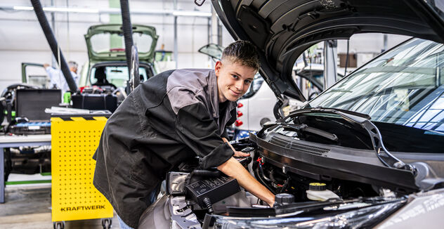 Student sleutelt aan auto