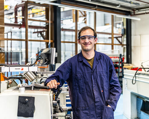 Student bij 3-d printer