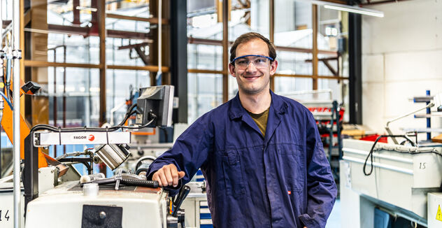 Student bij 3-d printer
