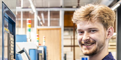 Student technicus mechatronica aan het werk in de werkplaats