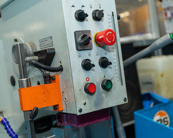 Elektrotechniek plus knoppen elektronica