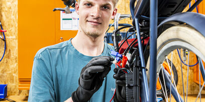 Fietsenmaker repareert fiets