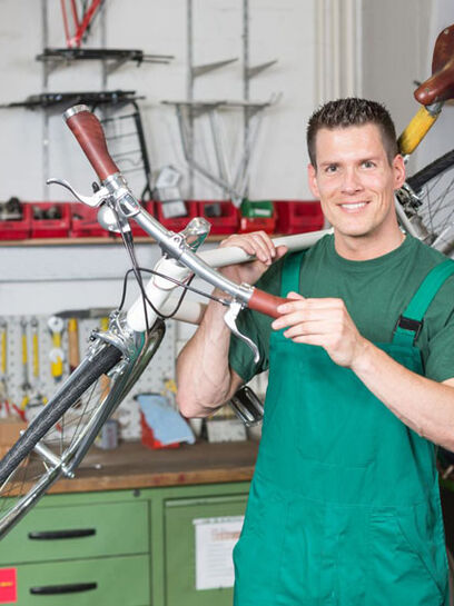 fietsenmaker met fiets