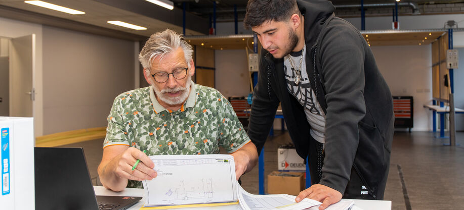 Tijdens de opleiding Werkvoorbereider elektro op mbo niveau 4 leer jij om projecten tot in de puntjes voor te bereiden.