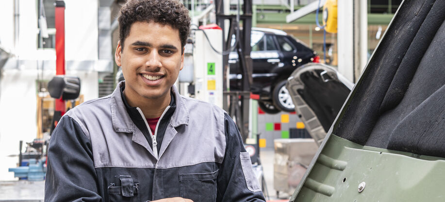 Autotechnici aan het werk in de garage