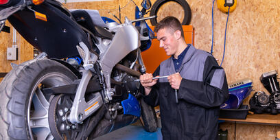 Motorfiets monteur aan het werk aan een motorfiets