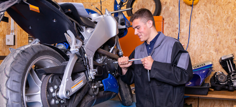 Motorfiets monteur aan het werk aan een motorfiets