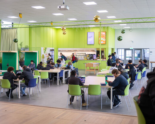 Studenten Techniek College zitten in de pauze