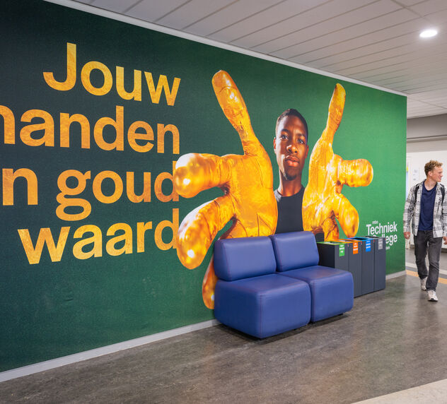 Het schoolgebouw vlakbij het station.