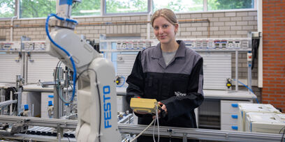 Tijdens een praktijkles van de Beroepshavo Technicus engineering leert een student een robot bouwen en programmeren.