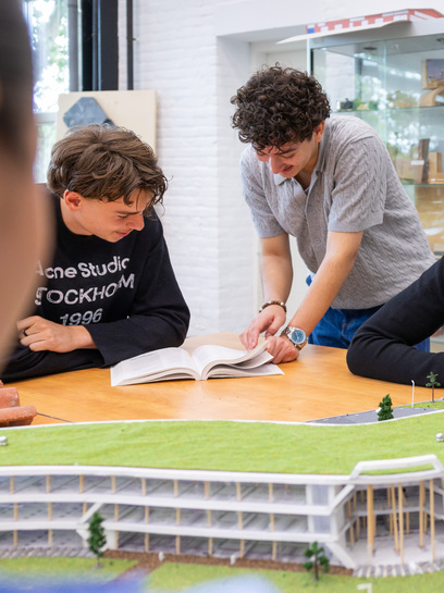 Bouwstudent bij werkstuk