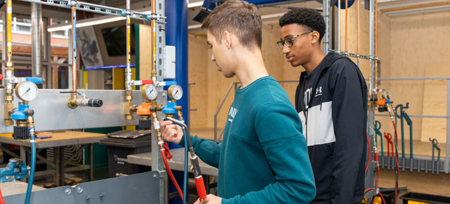 Student oefent met aanvoer van water en gas