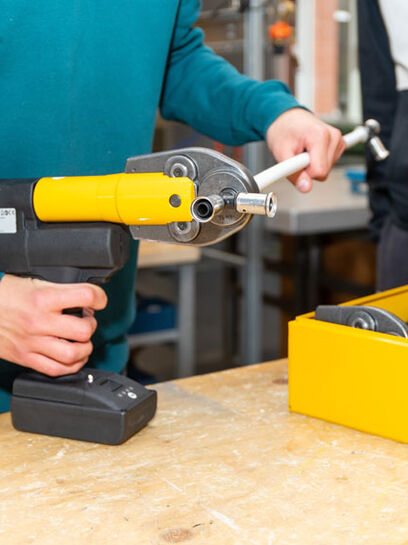 student installatie houdt gereedschap vast