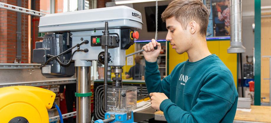 Studenten monteur werktuigkundige installaties aan het werk