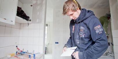 Student maakt tegel op maat