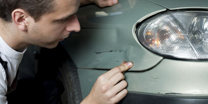 Autoschadehersteller beoordeelt de schade