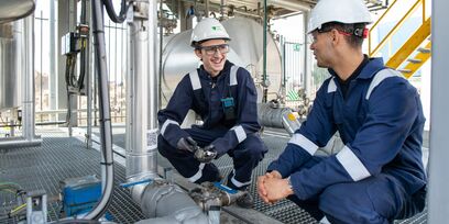 Studenten Procesoperator A van Techniek College Rotterdam aan de slag in de proeffabriek.