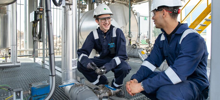 Studenten Procesoperator A van Techniek College Rotterdam aan de slag in de proeffabriek. 