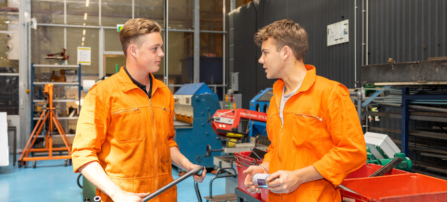 Studenten Eerste onderhoudsmonteur werktuigbouwkunde oefenen in de werkplaats