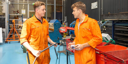 Studenten Eerste onderhoudsmonteur werktuigbouwkunde oefenen in de werkplaats